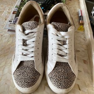 Universal thread, cut low top sneakers, size 8 in leopard print